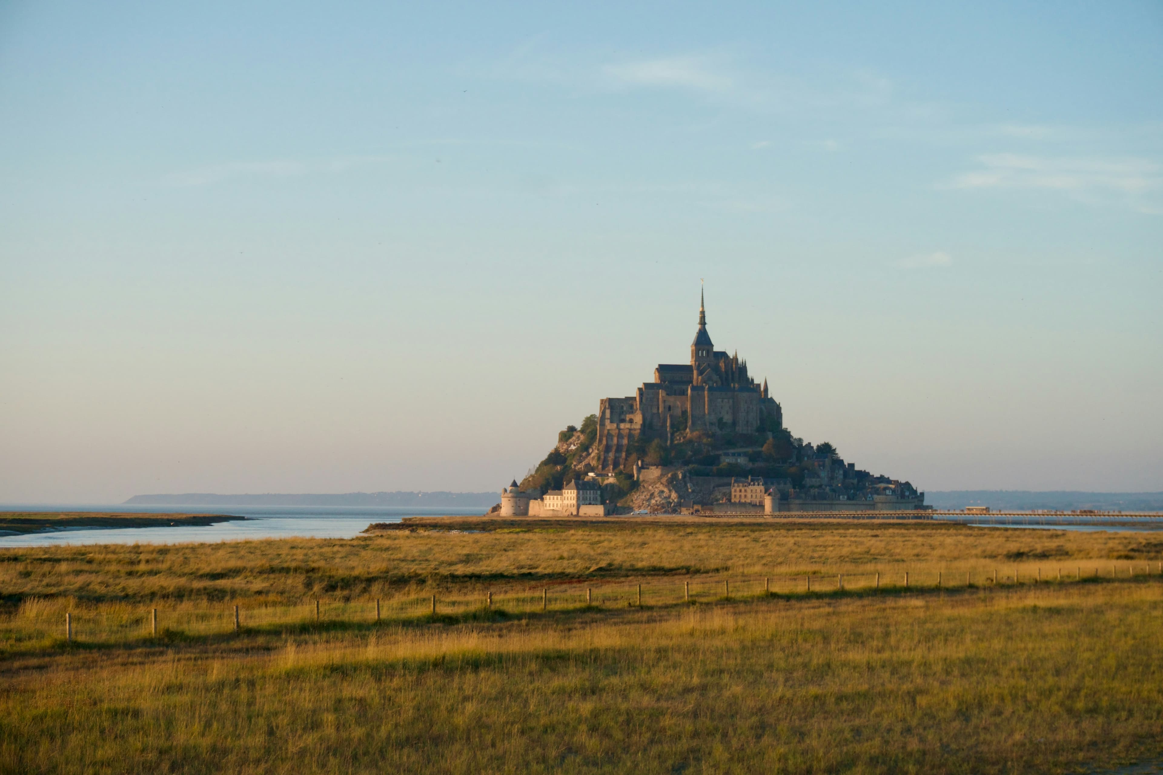Mont Saint-Michel dans la baie